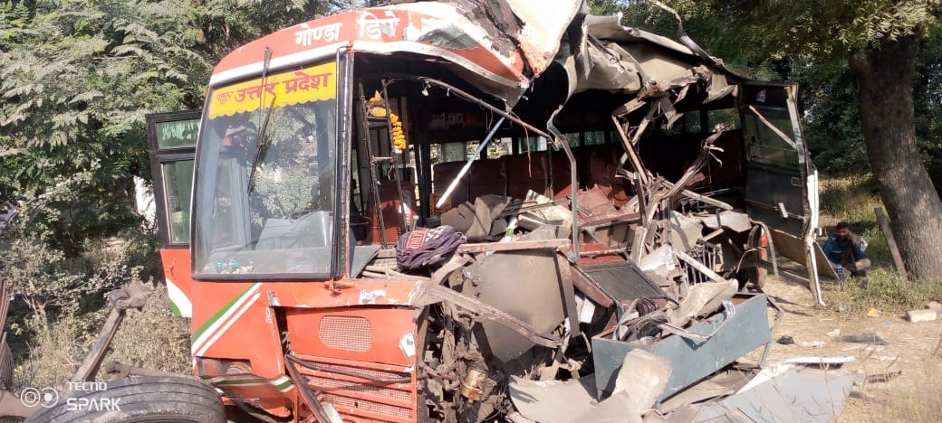 A bus and a truck colloid in ramnagar in Barabanki.