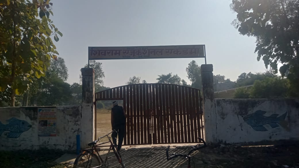 Barabanki: A four years old child died when an iron gate falls on him in a private school.