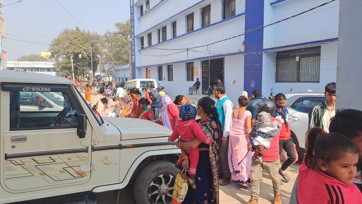 Bihar News: Poor health system, woman gives birth to child on road in Hajipur, Nitish Kumar