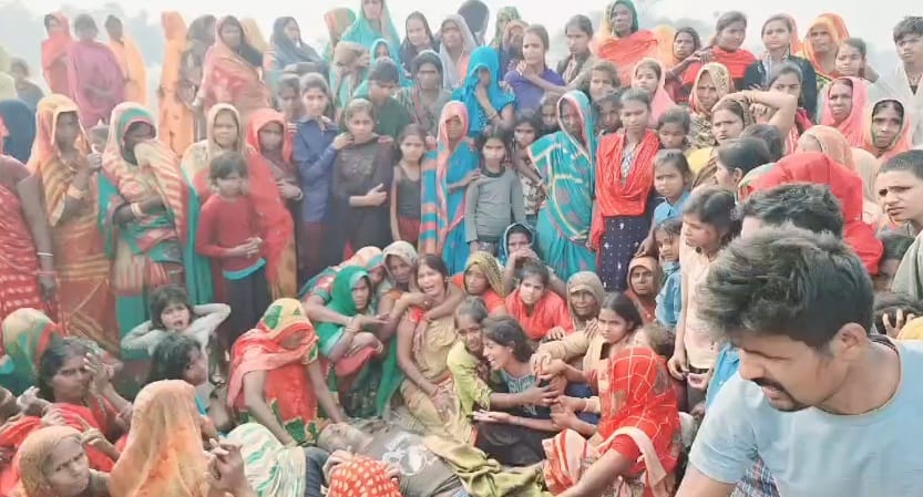 घटना के बाद रोते-बिलखते परिजन।