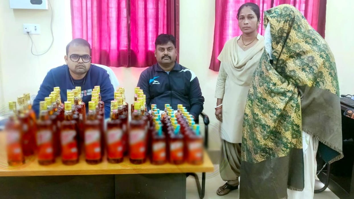 Bihar News : bihar police recovered 55 bottle foreign liquor from luggage of vip women in shekhpura bihar