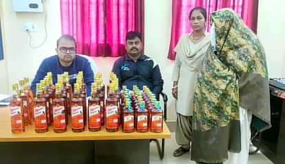 Bihar News : bihar police recovered 55 bottle foreign liquor from luggage of vip women in shekhpura bihar