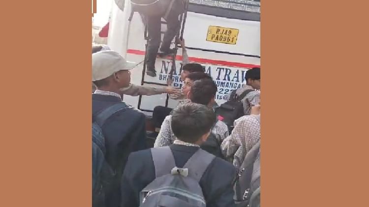 Hisar: स्कूल के छात्र जान जोखिम में डाल छत पर कर रहे सफर, निजी बस परिचालक बच्चों से वसूल रहे 5-5 रुपये किराए