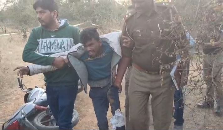 Bullets fired Mirzapur Two criminals injured encounter police arrested 6 lakhs looted from petrol pump