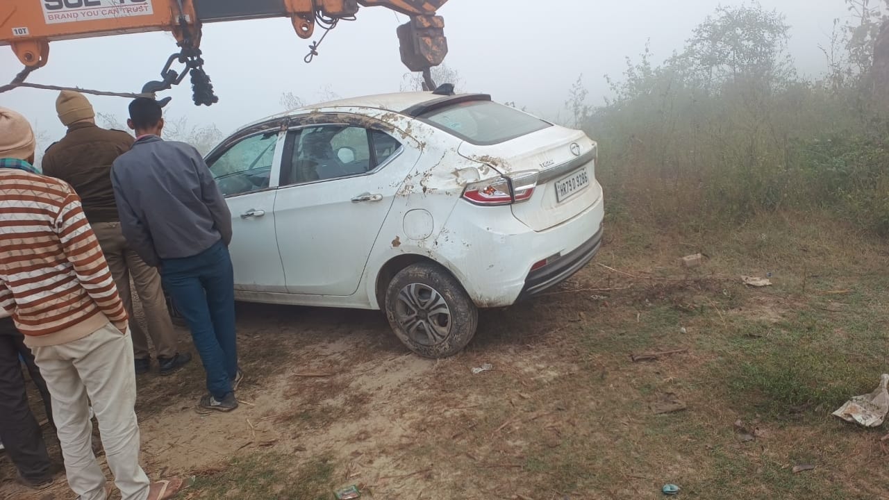 IIT students see route on google map car falls into canal in Bareilly