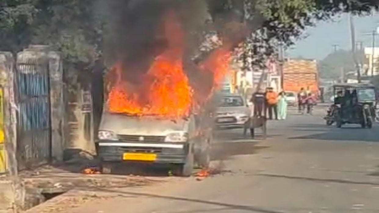 Eco car caught fire at Naugwan crossing in Pilibhit