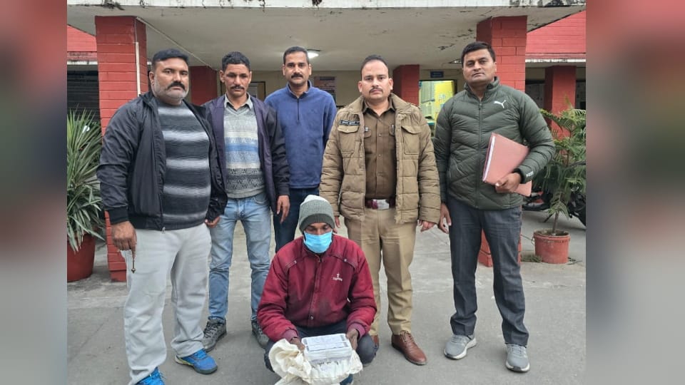 Dehradun Police Arrested Electrician with more than a kilo of Charas buying from Uttarkashi