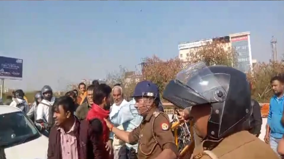 Clash between Congress workers and people stuck in traffic jam at Ghazipur border see video