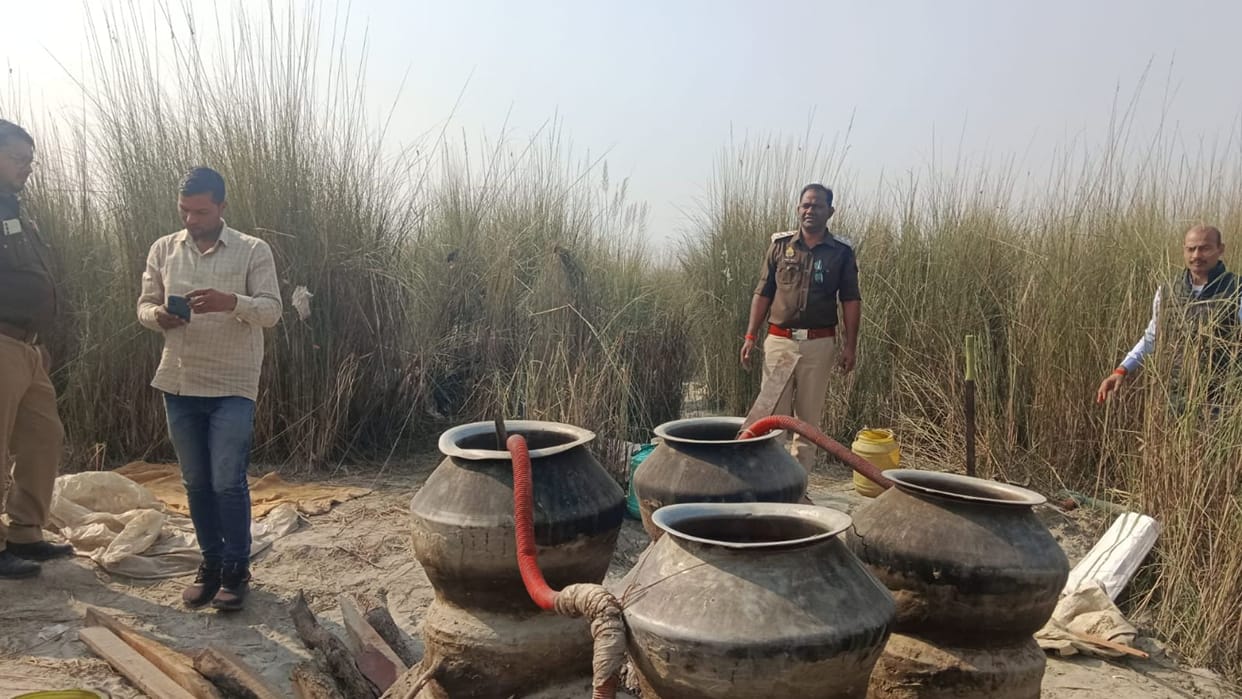 120 liters of liquor recovered in raid 25 quintals of raw material destroyed chaos ensued