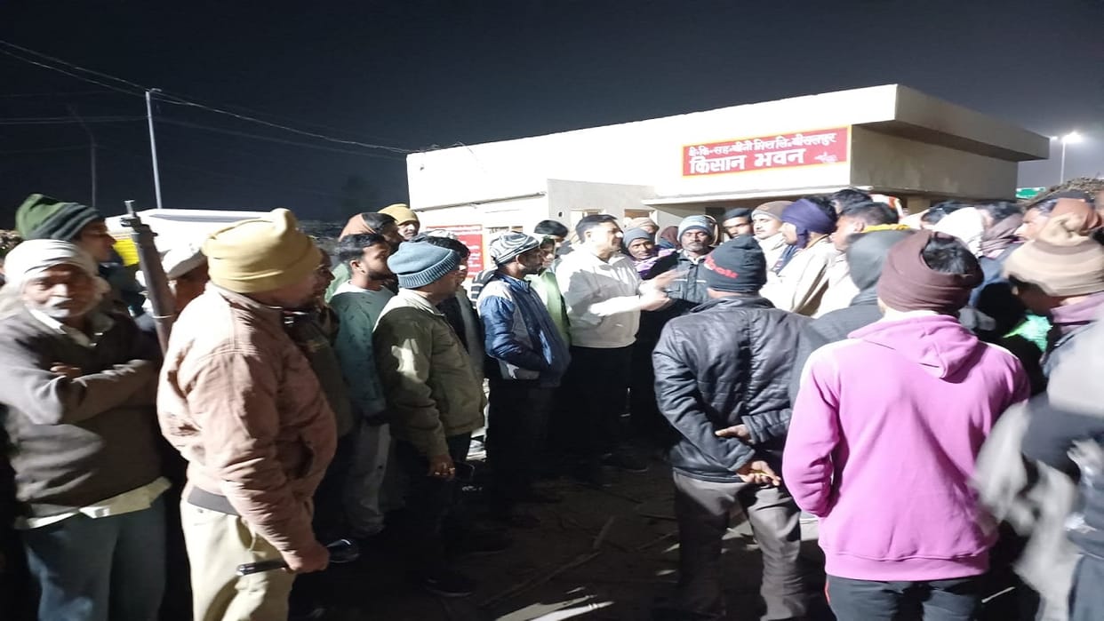 Sugarcane farmers did not take tokens and created a ruckus at the mill gate