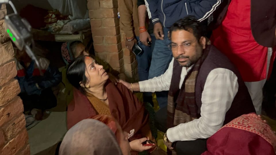 Man shot dead in Gorakhpur accused fled after setting roof on fire See Photos