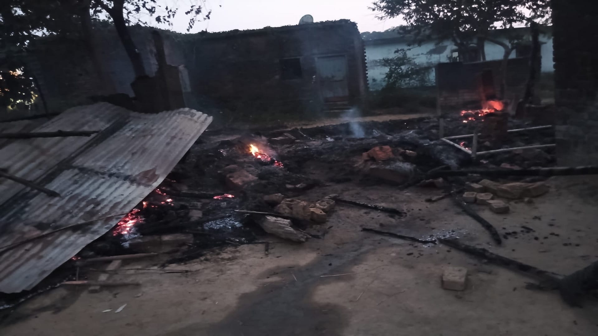 Man shot dead in Gorakhpur accused fled after setting roof on fire See Photos