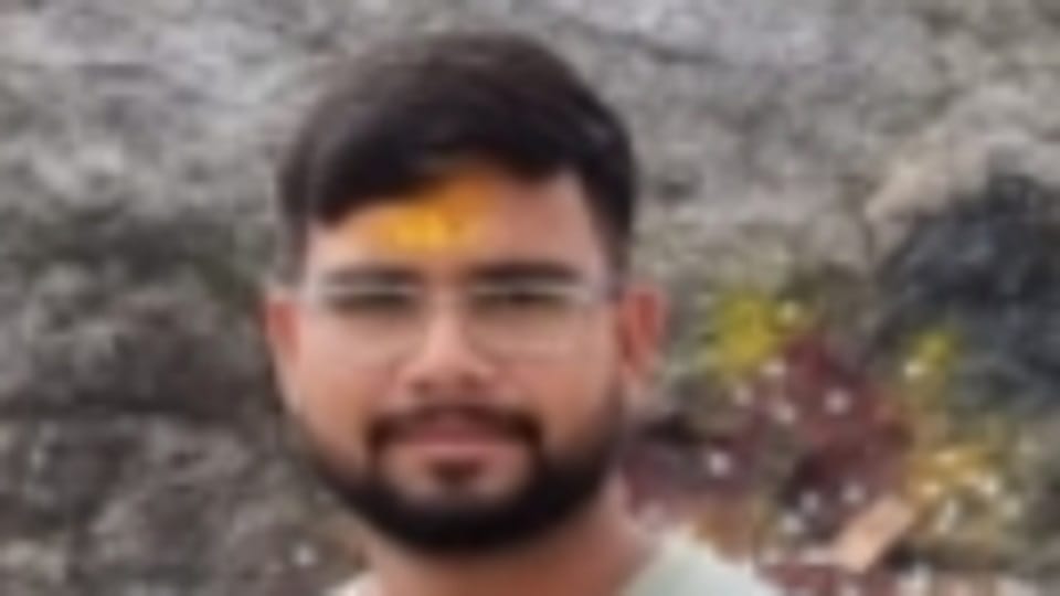 Bijnor: 24 year old young engineer found hanging in a sugar mill, marks of knife attack on his body.