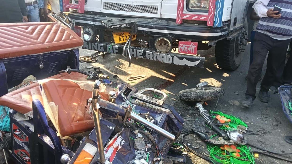 Hardoi: Two people including a teenager died in a collision between a truck and an e-rickshaw