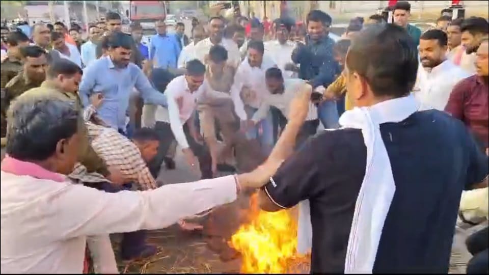कांग्रेसियों ने फूंका पुतला