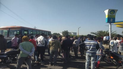 Meerut: Two friends died after being crushed by a roadways bus... Dragging both of them, it entered the fields