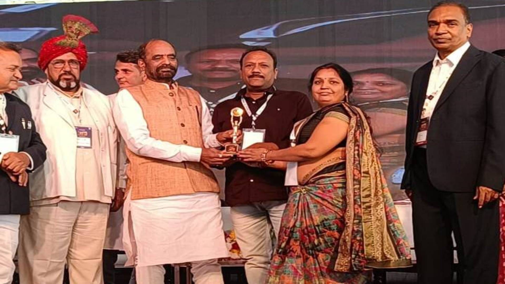 MP News Farmer who did a new experiment in Amla cultivation honored in Delhi Shivpuri Ram Gopal honored