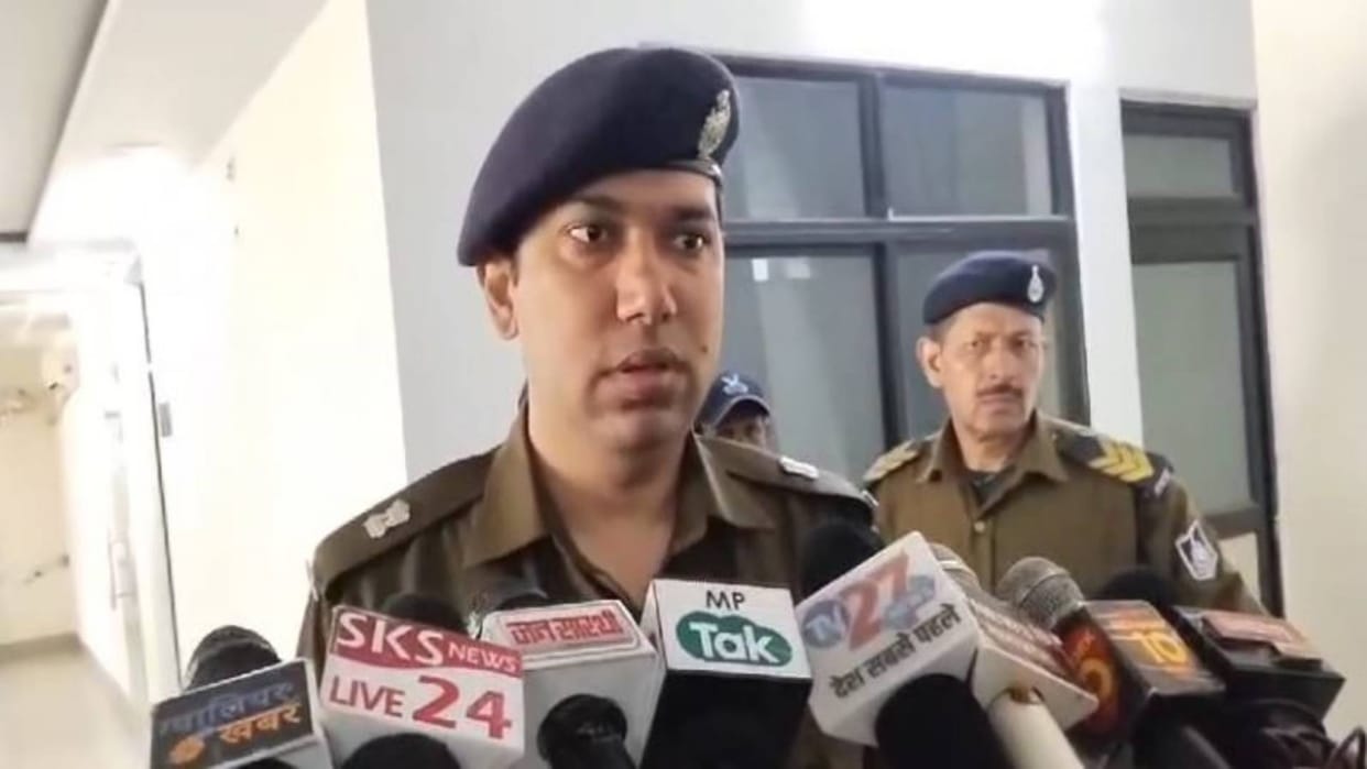 Gwalior Crime Retired soldier cheated of Rs 10 lakh APK file sent on mobile phone hacked as soon as downloaded