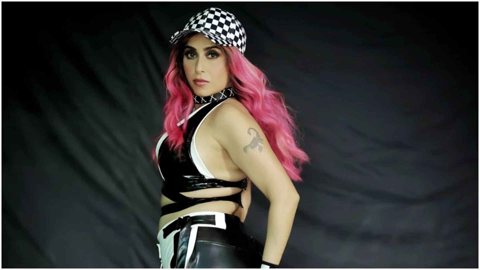 Neha bhasin slams male rapper for calling women weird stuffs in songs later deleted the post