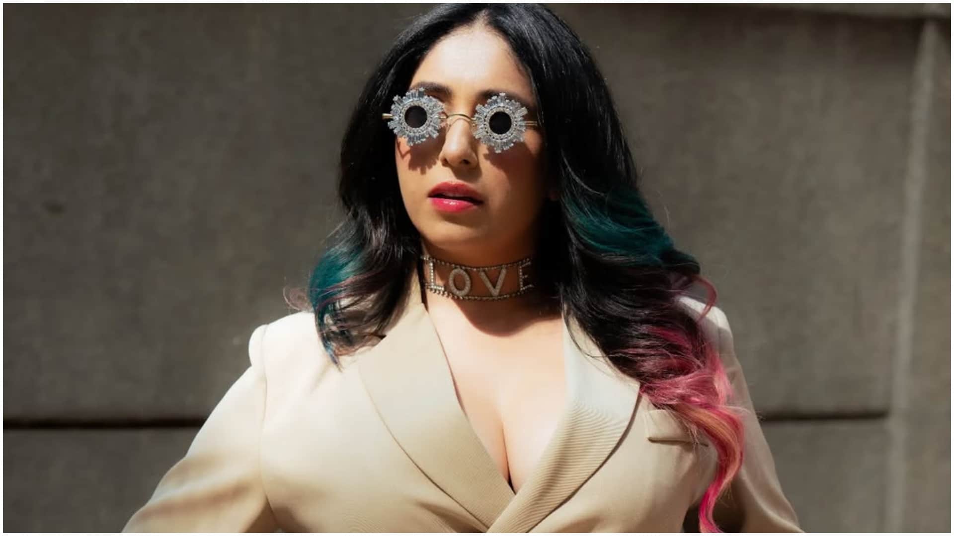 Neha bhasin slams male rapper for calling women weird stuffs in songs later deleted the post