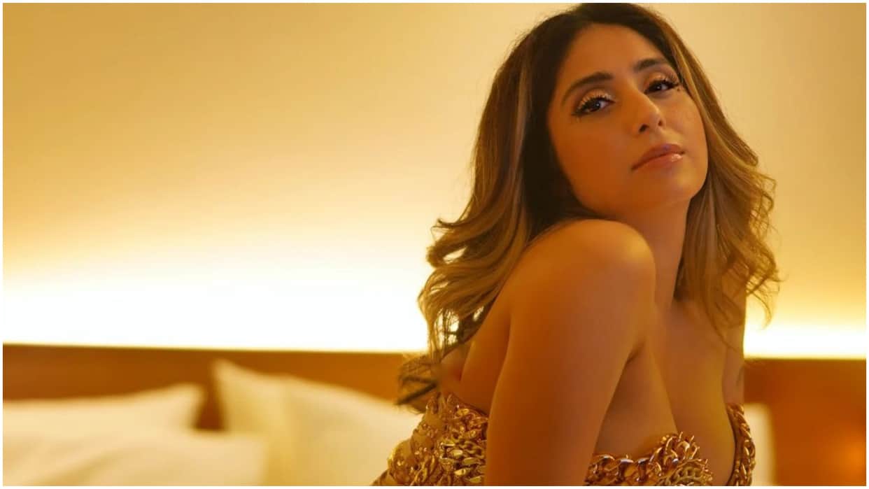 Neha bhasin slams male rapper for calling women weird stuffs in songs later deleted the post
