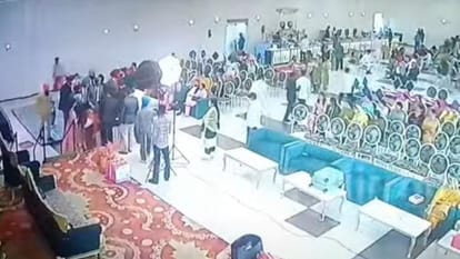 रिंग सेरेमनी के दौरान मौजूद लोग।
