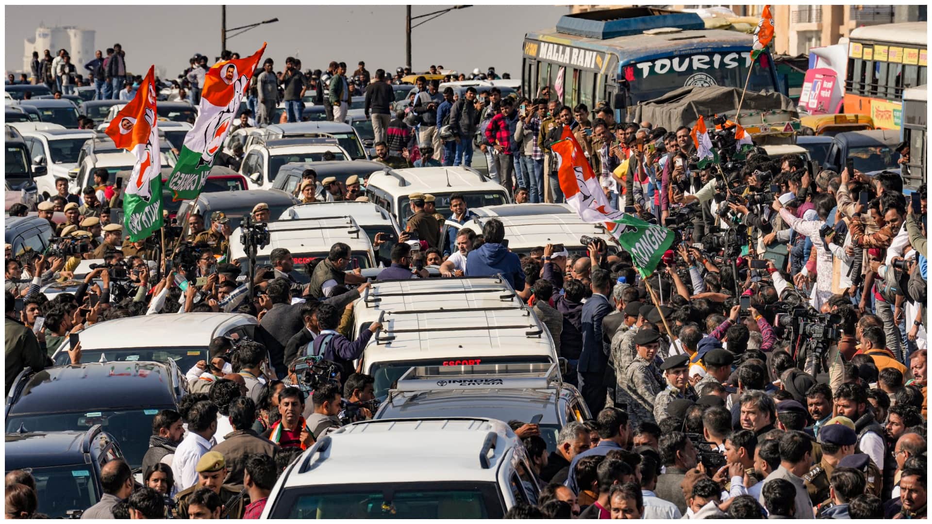 Sambhal Issue: What did Rahul Gandhi Stopped to reach on Delhi UP Border BJP asked why did he not do Kolkata