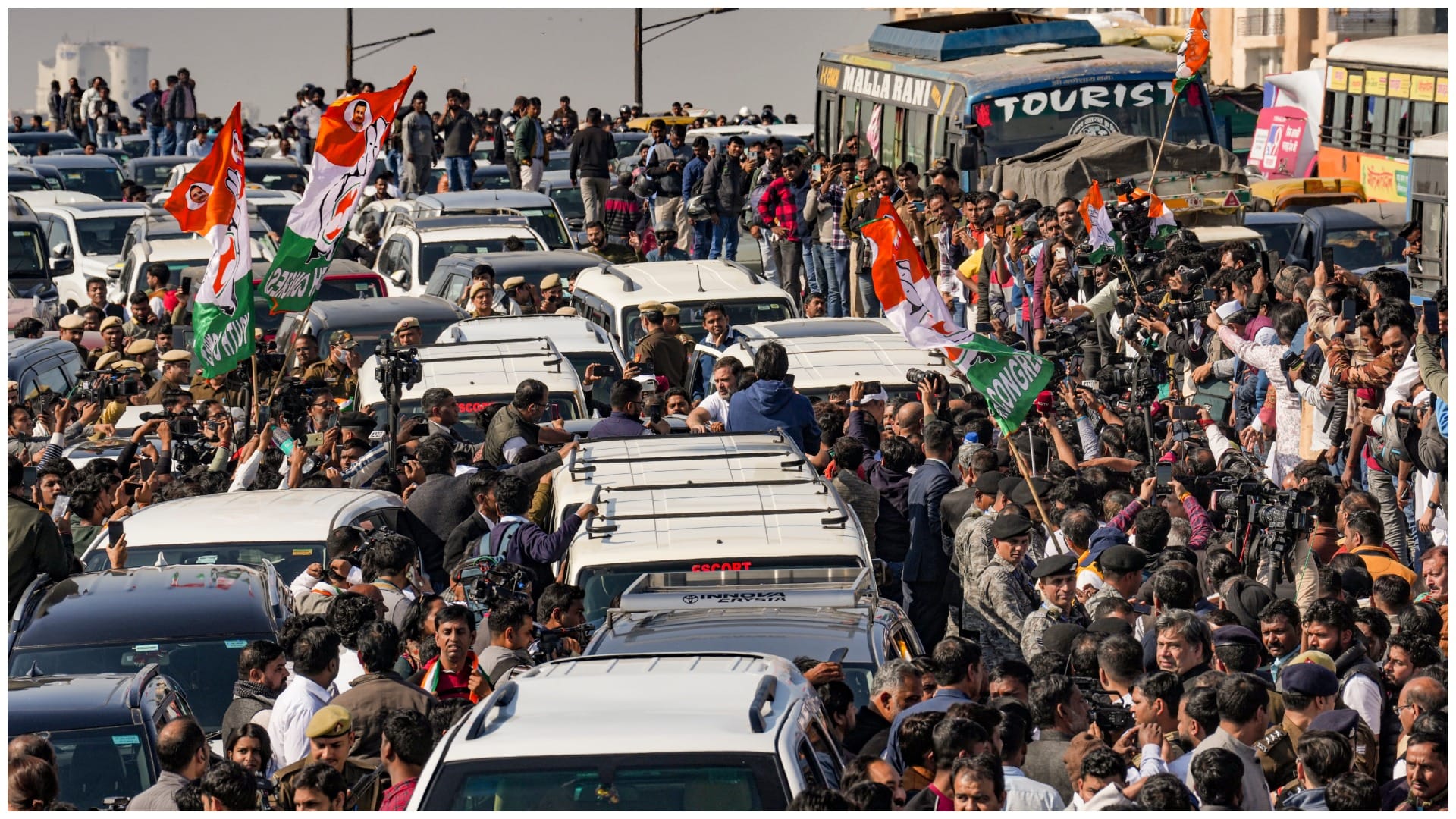 Sambhal Issue: What did Rahul Gandhi Stopped to reach on Delhi UP Border BJP asked why did he not do Kolkata