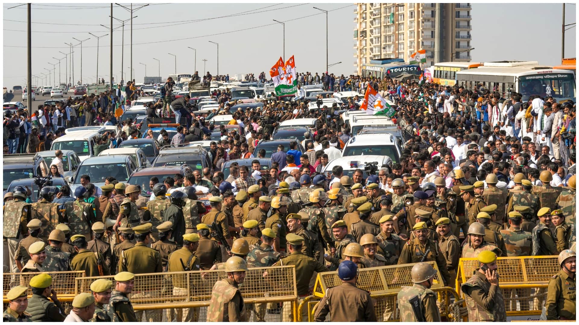 Sambhal Issue: What did Rahul Gandhi Stopped to reach on Delhi UP Border BJP asked why did he not do Kolkata