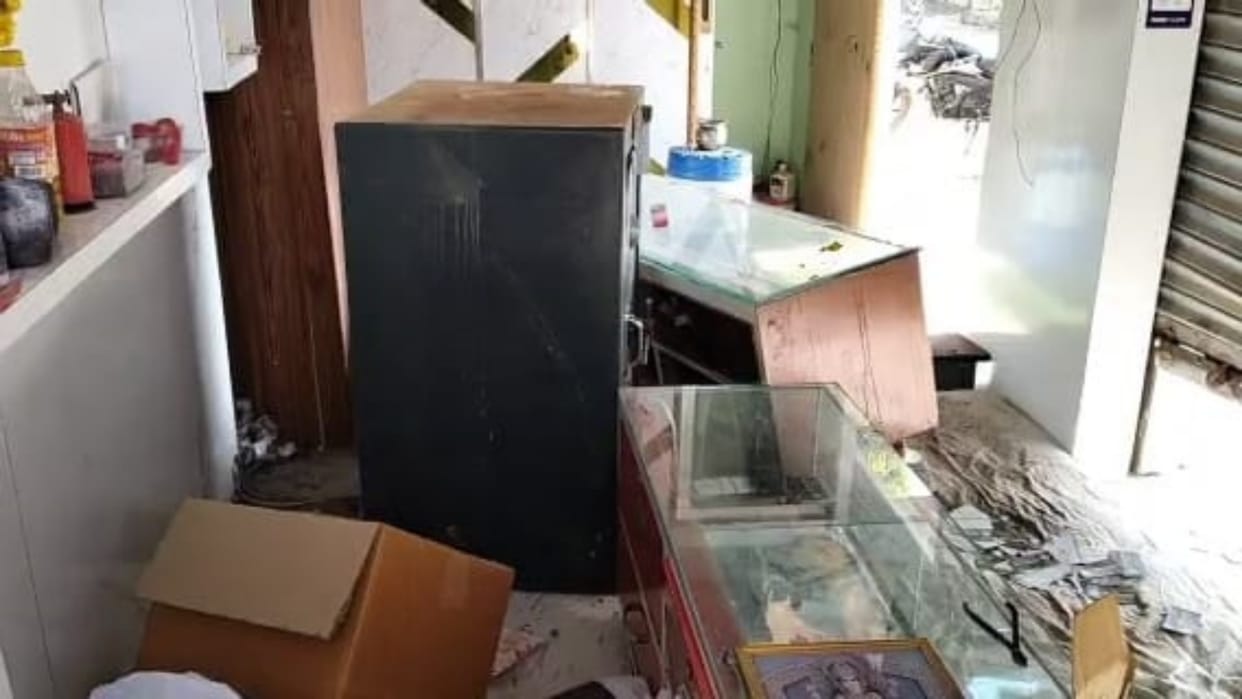 Chittorgarh News: Thieves took away 12 kg silver and 10 tola gold from jewelers shop, covered CCTV with cloth