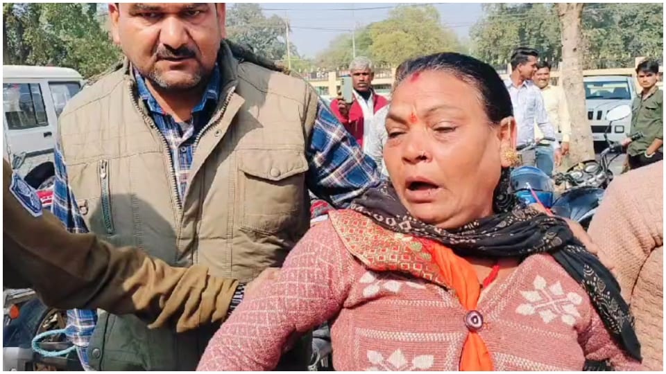 Sagar News: Woman high voltage drama in public hearing tried to commit suicide in collectorate premises