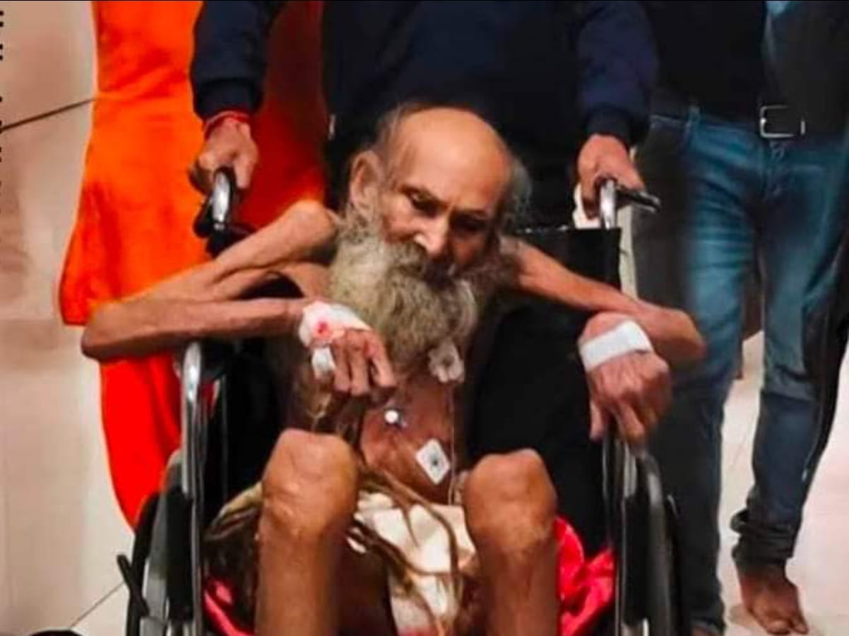 Indore: Siya Ram Baba reached the ashram after being discharged from the hospital, started meeting devotees