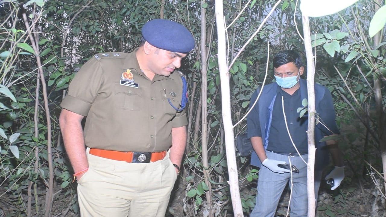 half naked girl found dead body wrapped in a blanket in Bareilly