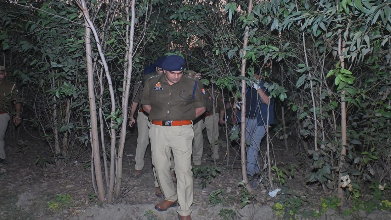 half naked girl found dead body wrapped in a blanket in Bareilly