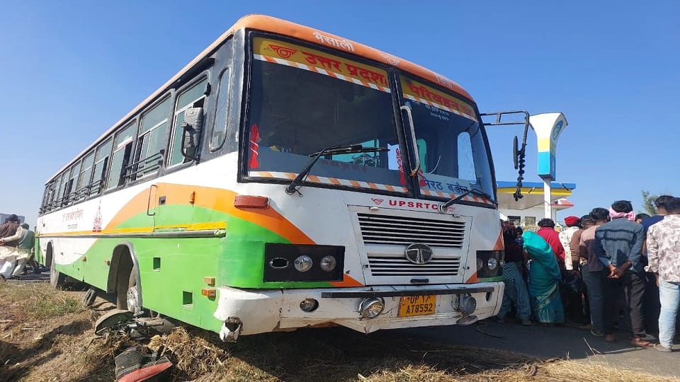 Meerut: Two friends died after being crushed by a roadways bus... Dragging both of them, it entered the fields