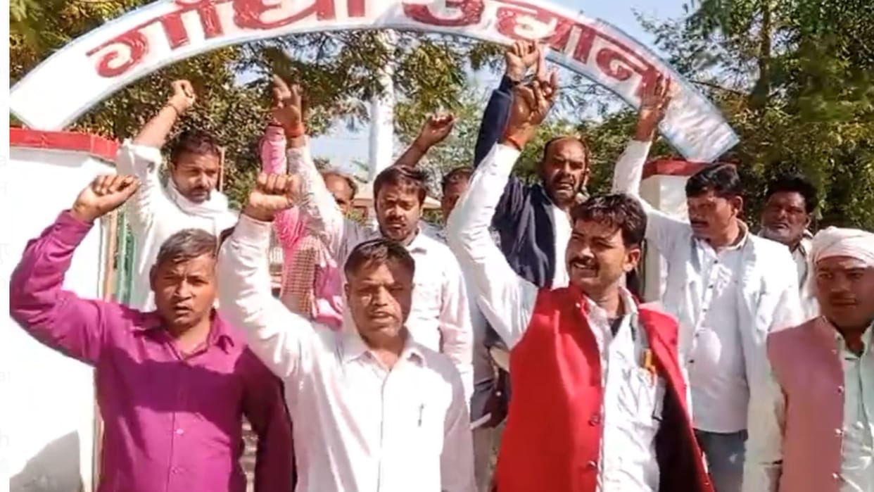 Ration dealers stage protest, ration dealers in UP should get commission like Haryana and Kerala