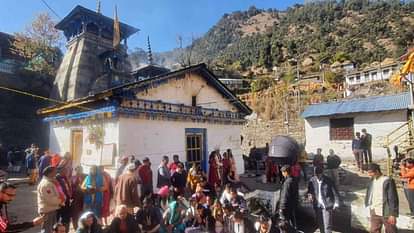 Rudraprayag: महाशिवरात्रि पर त्रियुगीनारायण में सात जोड़े विवाह बंधन में बंधे, अक्षय तृतीया तक के लिए बुकिंग Seven couples tied the knot at Triyuginarayan on Mahashivratri booking open till Akshaya Tritiya Uttarakhand