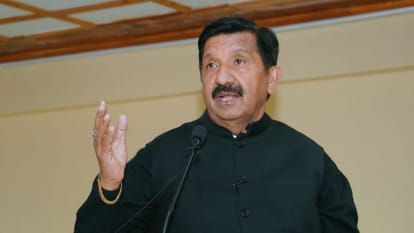 उपमुख्यमंत्री मुकेश अग्निहोत्री संबोधित करते हुए।