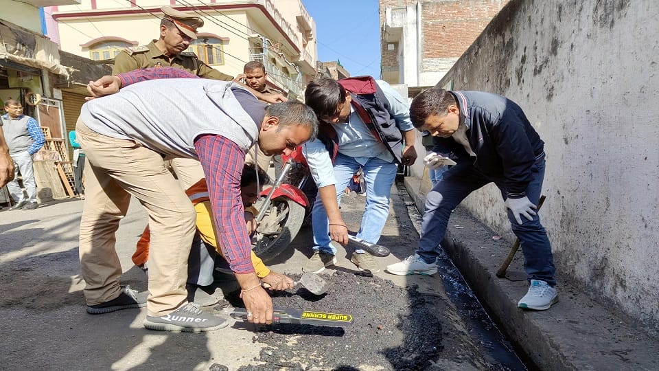 Sambhal Violence: After finding Pakistani cartridges, drains were searched with metal detector