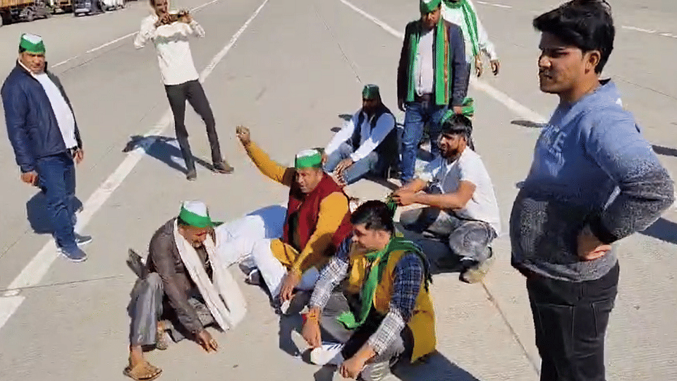 Farmer leaders stopped from going to Noida at Mathura toll plaza