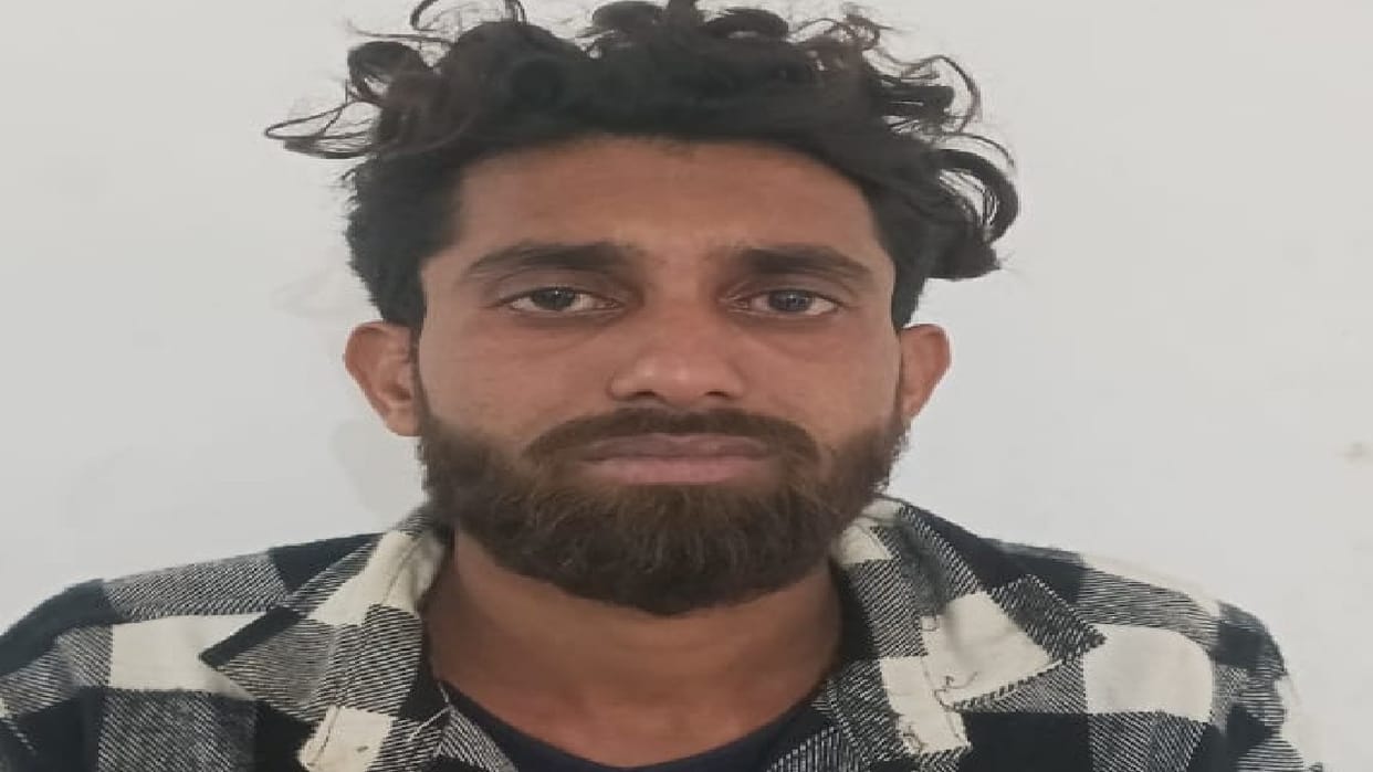 accused of bike theft escaped from the court by pushing the policemen in Bareilly