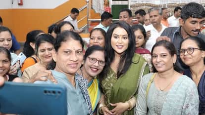 Who is Maharashtra New Chief minister Devendra Fadnavis Wife Amruta Fadnavis