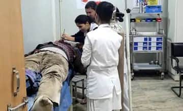 घायल शिक्षका का चल रहा इलाज।