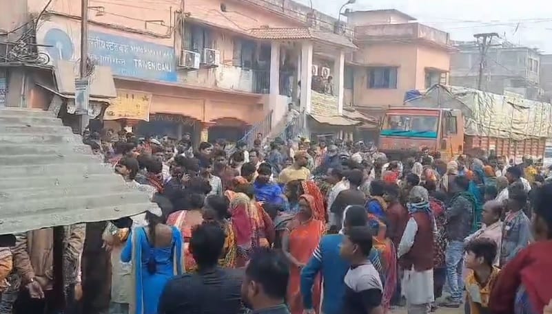 घटना के बाद लगी भीड़।