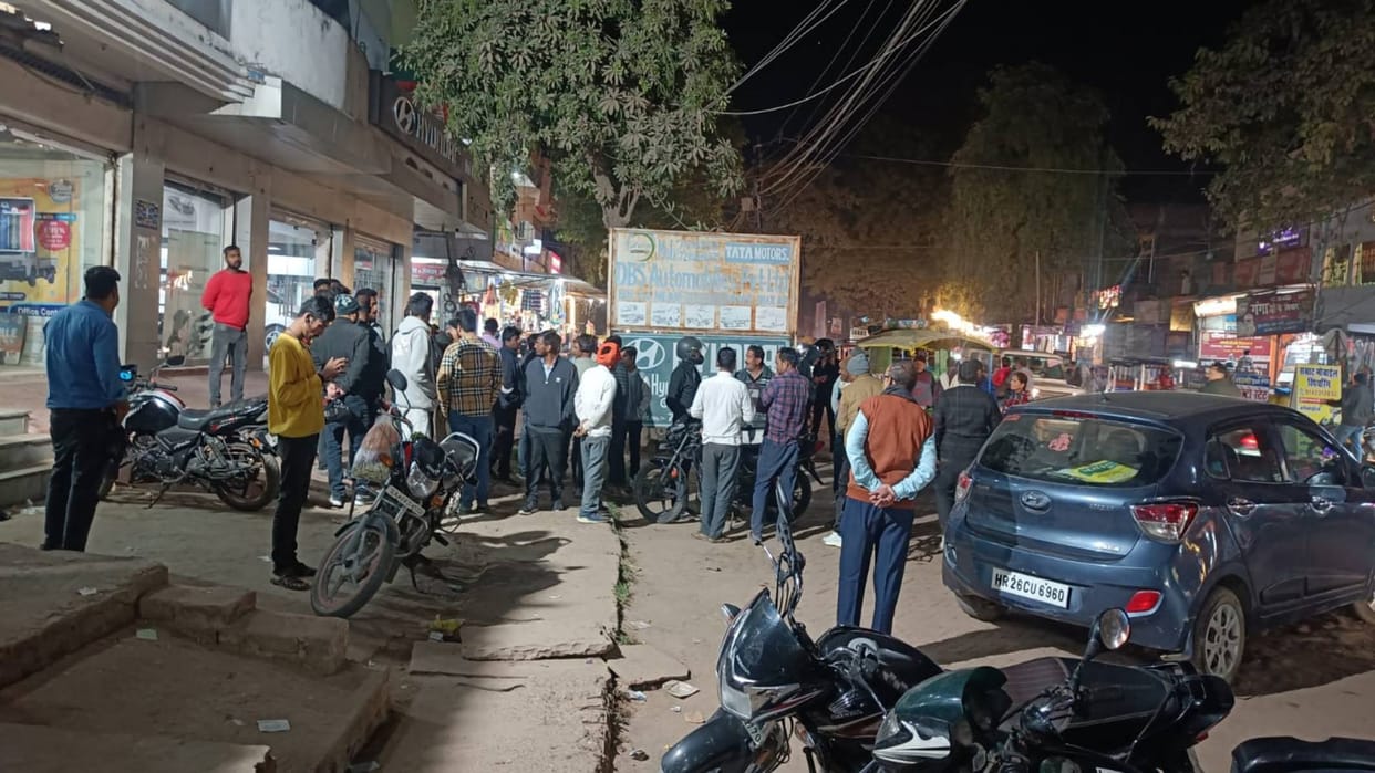 Bihar Criminals in Buxar flee with jewellery and cash worth Rs 10 lakh from women