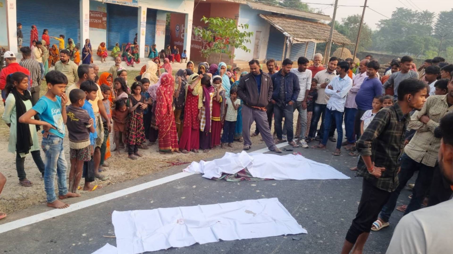 मृतक बच्ची और ग्रामीण