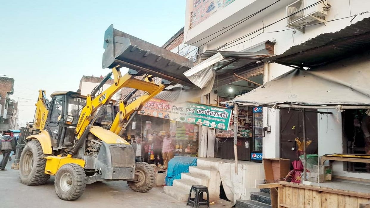 Bulldozers run on encroachment in Khutar Shahjahanpur