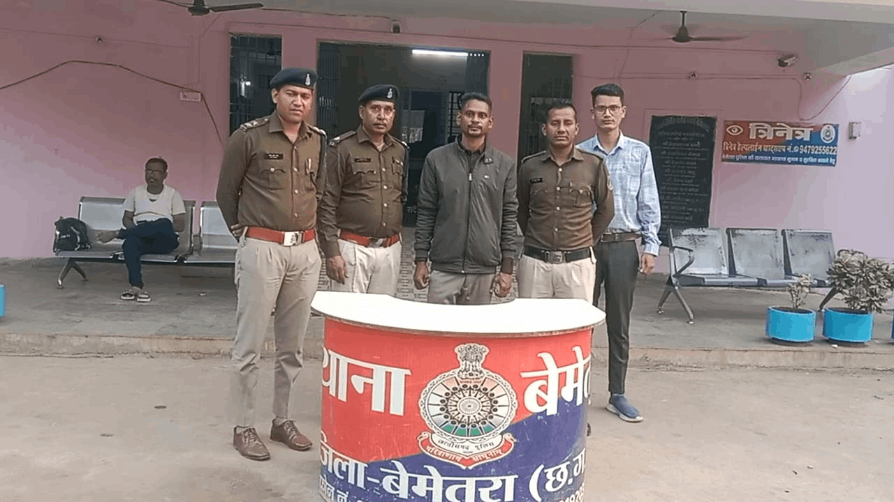 डाकपाल दबोचा