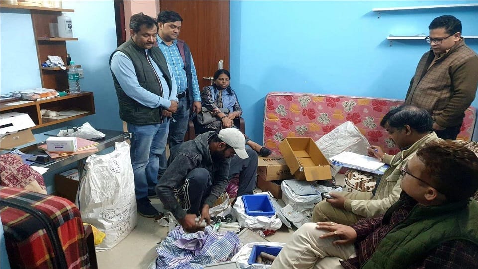 Saharanpur: Warehouse of fake medicines in government flat... re-packing and putting new date.