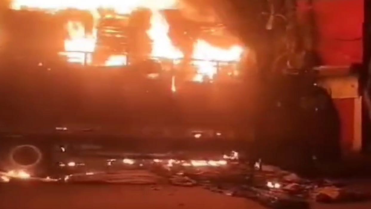 Truck filled with furniture caught fire, goods worth lakhs burnt to ashes